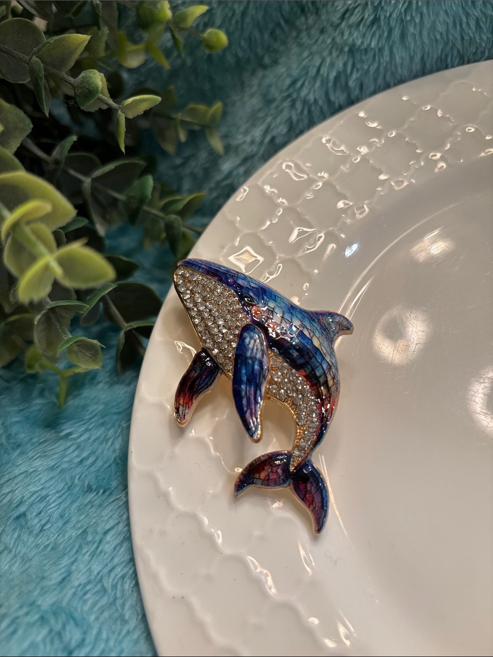 Beach Ocean Sea Life Crystal Encrusted Whale Brooch Pin NWT 2.75x1.75โ - Picture 2 of 15